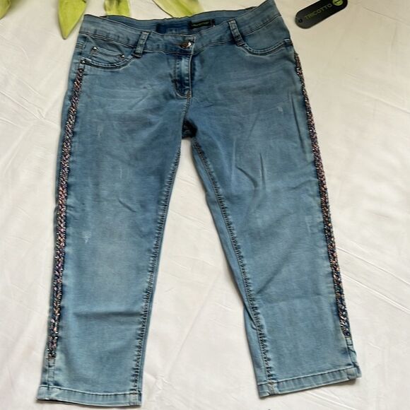 ⭐️nwt Tricotto Denim Capris⭐️ - Picture 2 of 8